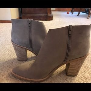 Size 8 Vince - Italian made light grey suede
